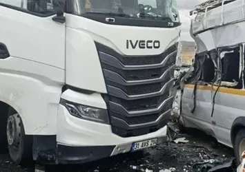 TIR ile minibüs çarpıştı: 9 yaralı