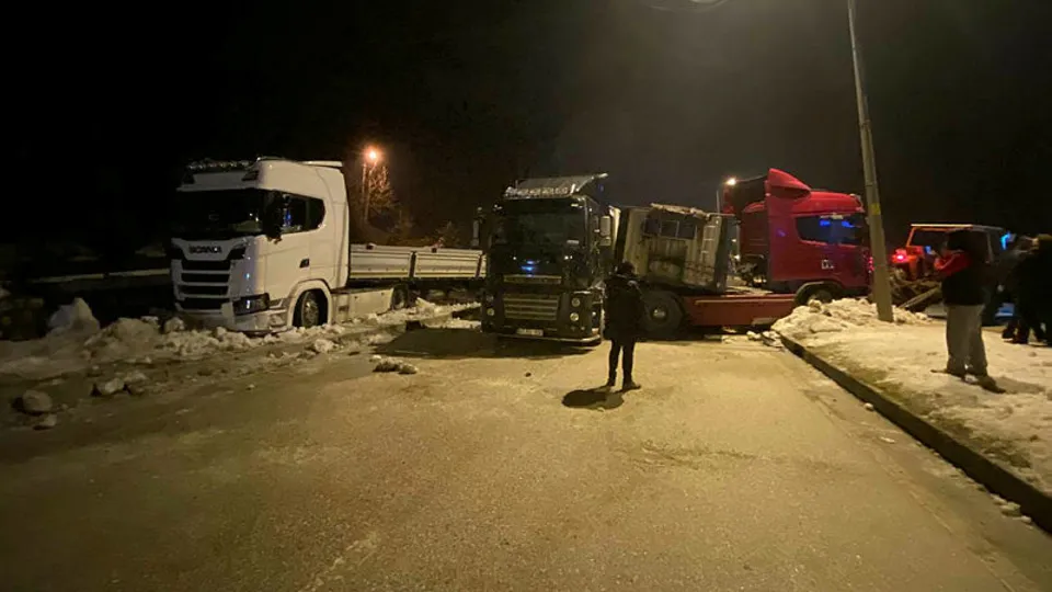 Düzce'de gizli buzlanma faciası! 25 araç birbirine girdi