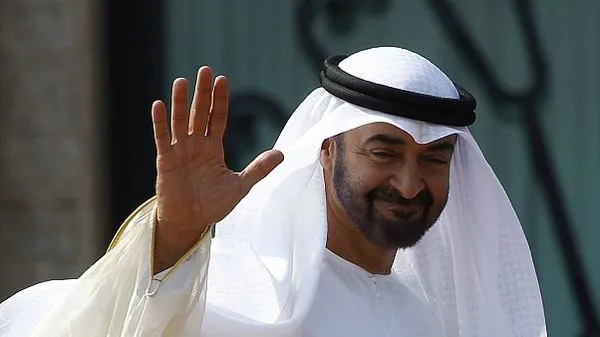 Filistin'de İsrail ile anlaşan BAE'ya tepki! Abu Dabi Veliaht Prensi Bin Zayid’in posterlerini ateşe verdiler - 2