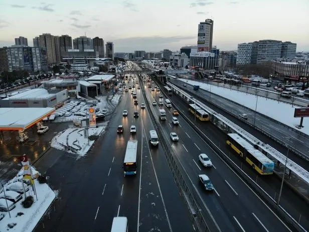 Son dakika: İstanbul Esenyurt'ta kar yağışı sebebi ile kayan yolcu minibüsü kaza yaptı! Kaza anı kamerada - 3