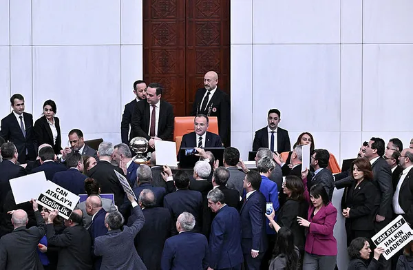 chp-dem-ve-tipten-gazi-mecliste-buyuk-saygisizlik-anayasa-kitapcigini-firlatan-isim-teroristlerden-oy-isteyen-1706635297438.jpg CHP, DEM ve TİP'ten Gazi Meclis'te büyük saygısızlık! Anayasa kitapçığını fırlatan isim PKK'dan oy isteyen CHP'li Aysu Bankoğlu... - 3