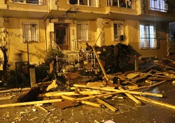 Çekmeköy'de uçan çatı evin içine girdi