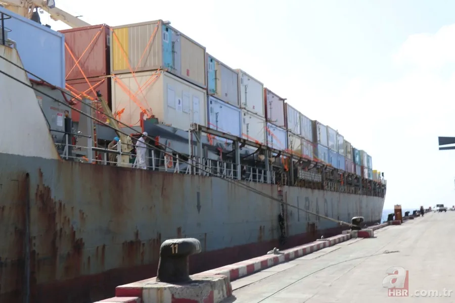 Katar’ın Türkiye’ye depremzedeler için gönderdiği yaşam konteynerleri taşıyan İskenderun’a ulaştı 9