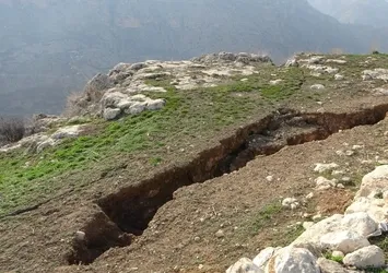 Malatya'da ürküten görüntü! Bin 400 metre rakımda dev yarıklar