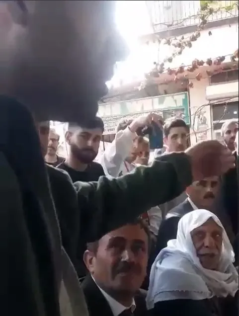 Zeydan Karalar DEM Partililerden fırça yedi! Kirli ittifak bozulmasın diye özür diledi: Ben asla sizin pankartınızı indirmem