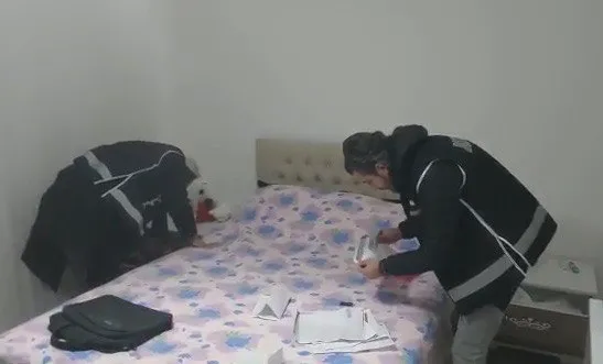 ankarada-sahte-kurye-vurgunu-teslim-tutanagi-altinda-milyonlarca-lira-dolandirdilar-1674907644826.jpg Ankara’da sahte kurye vurgunu! Teslim tutanağı altında milyonlarca lira dolandırdılar - 4