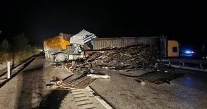 TIR hurda yüklü kamyona çarptı