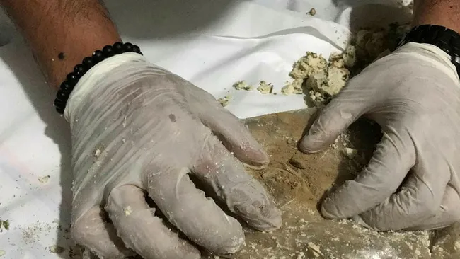 Van’da otlu peynir dolu bidondan 33 kilo eroin çıktı - 1