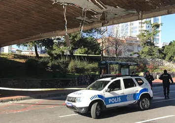 Beşiktaş'ta iş makinası üst geçide çarptı