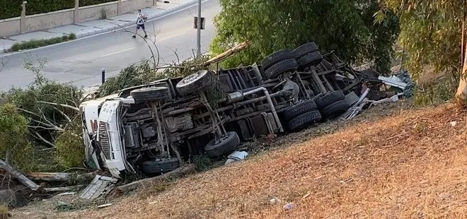 İzmir’de feci kaza! TIR emniyet şeridindeki TIR’a çarptı: 2’si ağır 3 yaralı