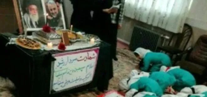 Çocukları Kasım Süleymani’nin fotoğrafına secde ettirdiler! İran’da skandal görüntü...