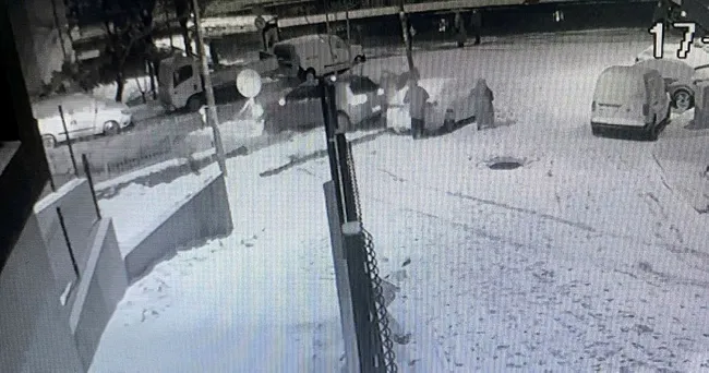 İstanbul’un karla imtihanı | Vatandaşlar buzlu yollarla mücadele etti! Küçük çocuk ölümden döndü - 2