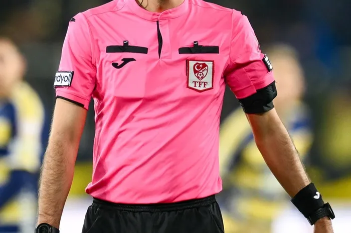 iste-super-ligde-35haftanin-hakemleri-galatasaray-ve-fenerbahce-maclarini-kritik-isimler-1714643524354.jpg İşte Süper Lig'de 35.haftanın hakemleri! Galatasaray ve Fenerbahçe maçlarını kritik isimler... - 1