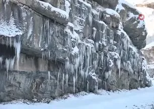 Soğuk hava Habur Çayı’nı dondurdu