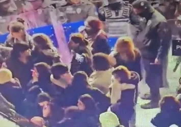 Taksim'de polise biber gazlı saldırı! İzinsiz eylem yapmak isteyip boya sıktılar