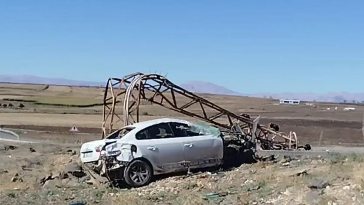 Kontrolden çıkan otomobil elektrik direğini devirdi: 1 yaralı