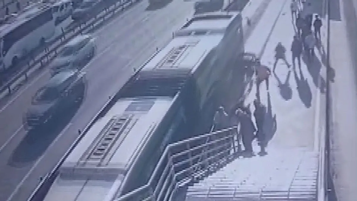 Zeytinburnu'nda feci kaza! Metrobüs şoförü engelli yolcuya çarptı