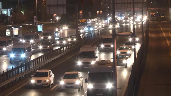 Son dakika: Kısıtlama bitti iş başı yapan vatandaşlar yollara akın etti - 1
