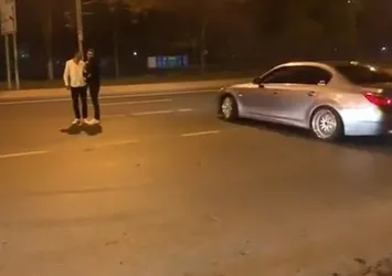 İstanbul’da lüks otomobilli magandalar caddeyi trafiğe kesip “drift” yaptı