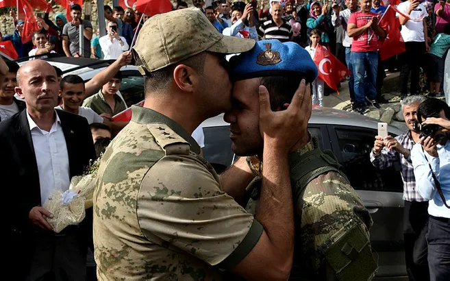 Vatandaşlar kahramanlarını bağrına bastı