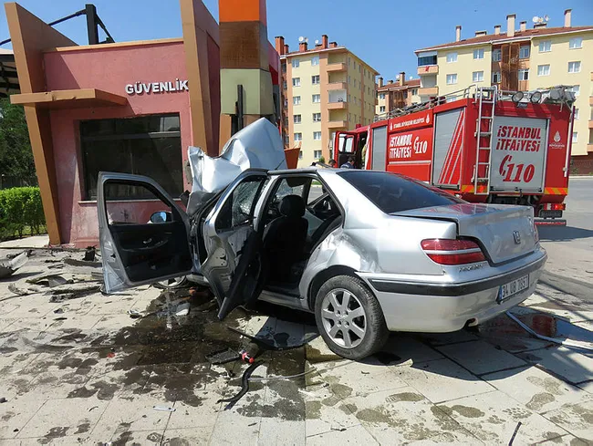 İstanbul’da feci kaza! Hurdaya dönen araçtan yaralı kurtuldu - 3