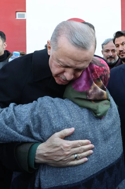 Başkan Recep Tayyip Erdoğan Gaziantep’te depremzedeleri ziyaret etti! Yanına gelen kadın sarılıp ağladı