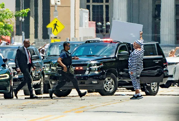 ABD eski Başkanı Donald Trump hakkındaki gizli belgeler suçlaması nedeniyle Miami’deki mahkemede!