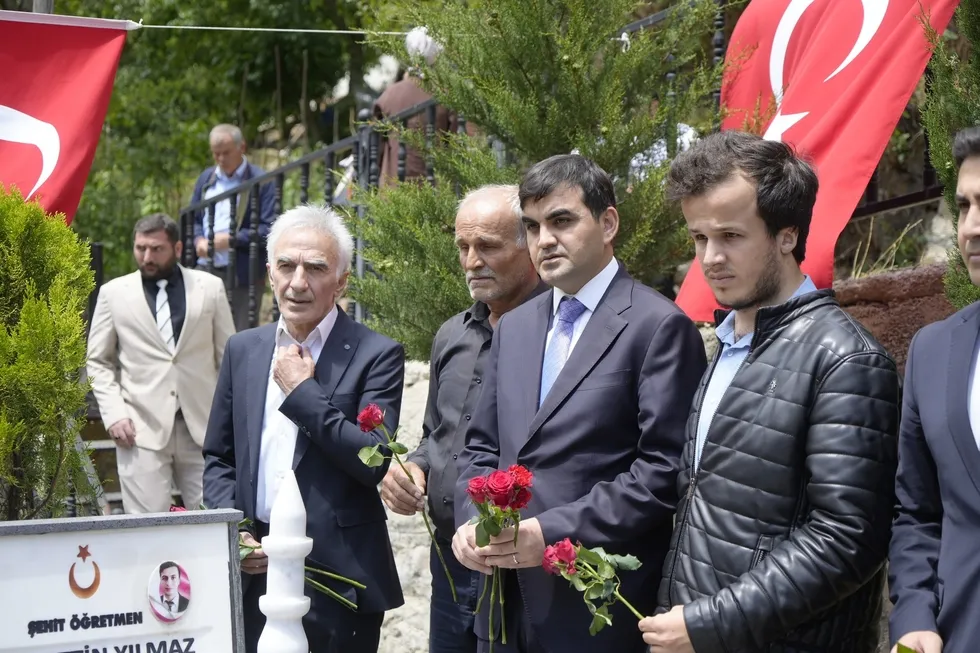 sehit-ogretmen-necmettin-yilmaz-gumushanedeki-kabri-basinda-anildi-1784200944833.jpg Şehit öğretmen Necmettin Yılmaz Gümüşhane'deki kabri başında anıldı - 2