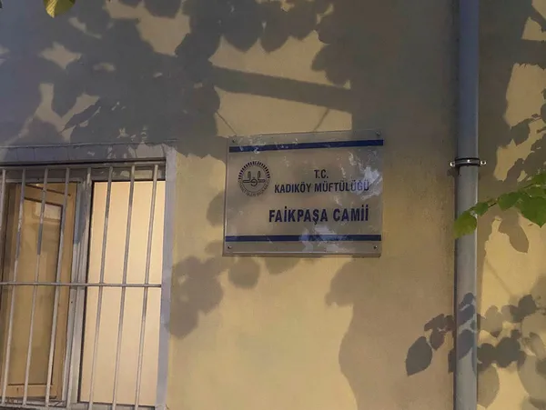 1631647615175.jpg İstanbul Kadıköy'de Faikpaşa Camii'ni yakmaya çalıştı! Bez parçalarının tutuşturulduğu o anlar kameralara yansıdı - 4