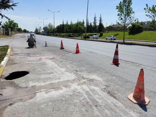 eskisehirde-korkuya-sebep-oldu-2-bucuk-metre-derinliginde-1654259062391.jpg Eskişehir’de dev çukur korkuya sebep oldu! 2 buçuk metre derinliğinde - 2