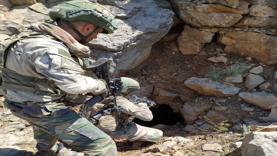Kuzey Irak'ta PKK'ya bir şok daha! MSB: Pençe-Kaplan Operasyonu'nda 150 metrelik mağara imha edildi