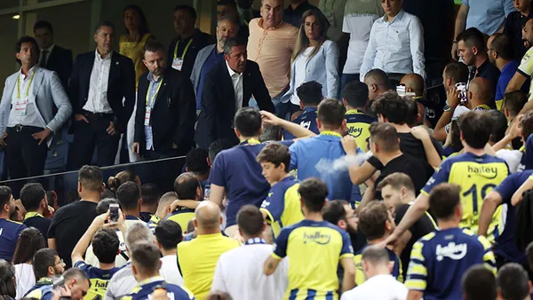 Kadıköy’de gerilim: Fenerbahçe Başkanı Ali Koç taraftarlarla tartıştı