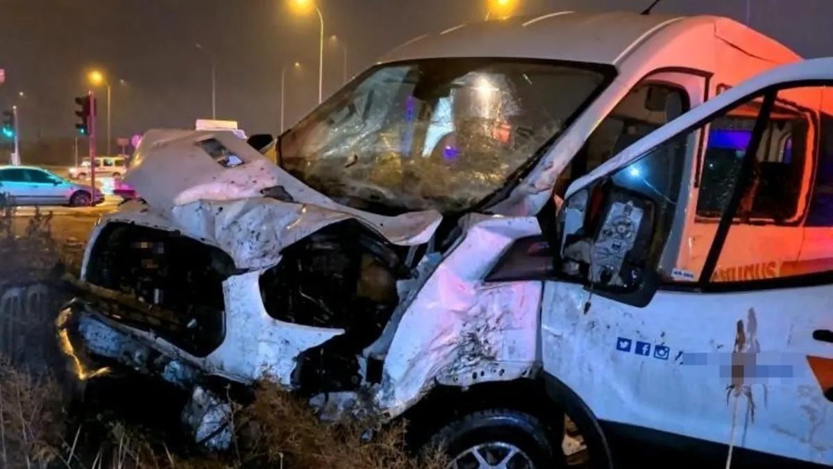 Aksaray'da kaza! TIR ile servis aracı çarpıştı: 2 yaralı