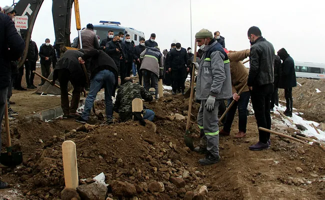 Babasının öldürdüğü anne ve iki kız kardeşinin cenazesine elinde kelepçeyle geldi