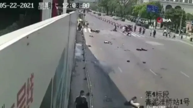Çin'de kırmızı ışıkta durmayan araç yayaların arasına daldı: 4 ölü - 3