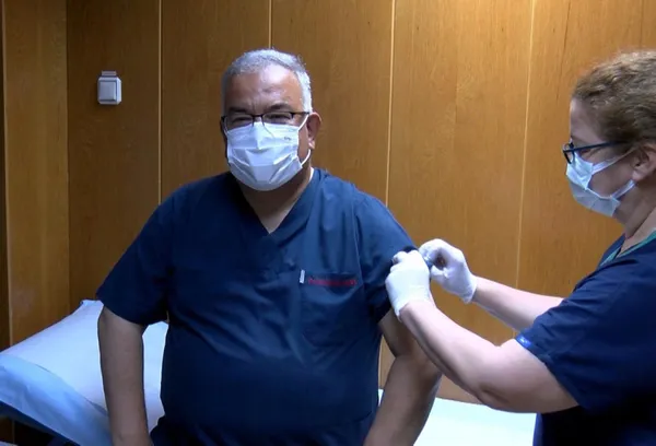 asi-yaptiran-ilk-saglik-calisanlarindandi-yine-ornek-oldu-profesore-3uncu-doz-biontech-asisi-1625146181066.jpg Aşı yaptıran ilk sağlık çalışanlarındandı! Yine örnek oldu: Profesöre 3'üncü doz Biontech aşısı - 1