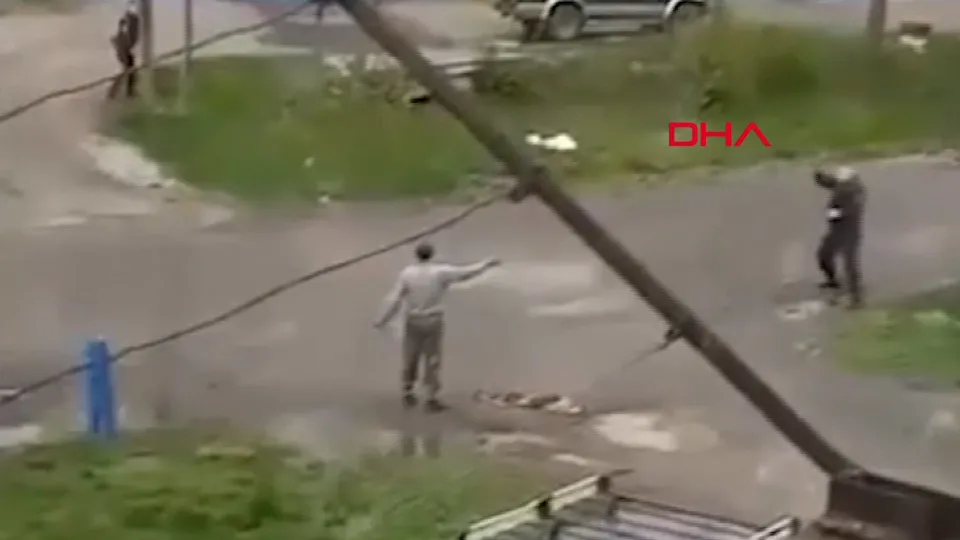 Polise el bombasıyla gözdağı vermeye çalıştı! Elinde patladı