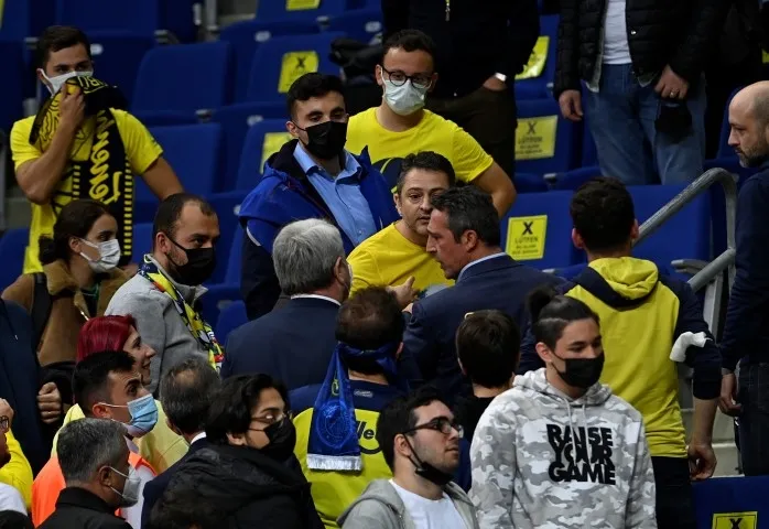 Fenerbahçe-Barcelona maçında taraftarlardan Ali Koç'a tepki - 2