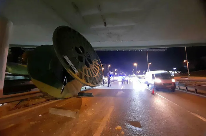 İstanbul'da şoför yolu şaşırdı! TIR'daki dev makara köprüde takılı kaldı - 3