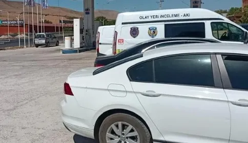 silah-sesini-duyan-komsular-telefona-sarildi-esini-olduren-koca-yakalanacagini-ogrenince-bakin-ne-yapti-1663500738803.jpg Silah sesini duyan komşular telefona sarıldı! Eşini öldüren koca yakalanacağını öğrenince bakın ne yaptı - 1