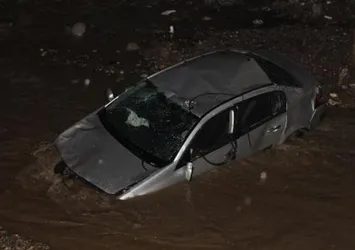 Otomobil köprüden dereye uçtu: 3 yaralı