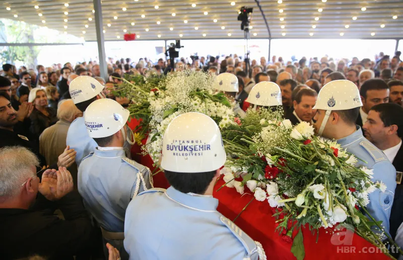 Türk tiyatrosunun usta ismi Yıldız Kenter son yolculuğuna uğurlandı 11