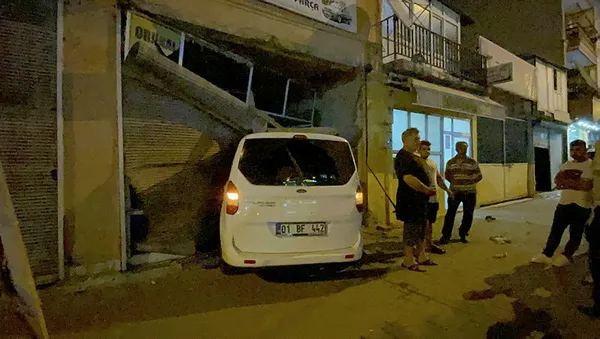 once-motosikletliyle-carpisti-sonra-bir-is-yerine-girdi-bir-kisi-agir-yarali-1653891208076.jpg Önce motosikletliyle çarpıştı sonra bir iş yerine girdi! Bir kişi ağır yaralı - 3