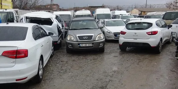 1675316248439.jpg İstanbul’da yediemin otoparkında skandal! Araçlarını almaya gidince şoke oldular - 3
