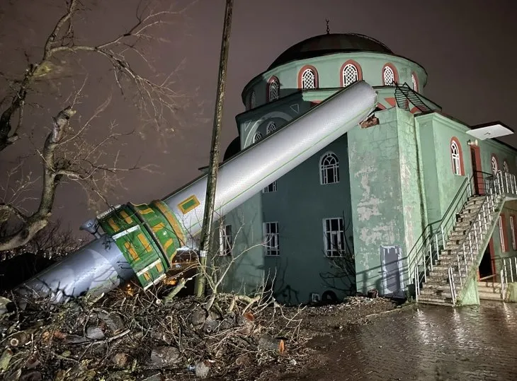 Kuvvetli fırtına minareyi yerinden söktü! Kocaeli’nde faciadan dönüldü