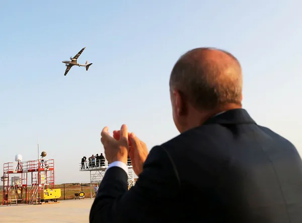tihanin-tskya-teslim-toreninde-ozel-anlar-baskan-recep-tayyip-erdoganin-tihayi-kontrol-ettigi-anlar-damga-vurdu-1630253934076.jpg TİHA'nın TSK'ya teslim töreninde özel anlar: Başkan Recep Tayyip Erdoğan'ın TİHA'yı kontrol ettiği anlar damga vurdu - 4