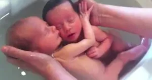 Yeni dünyaya gelen ikizlerin ilk banyo keyfi
