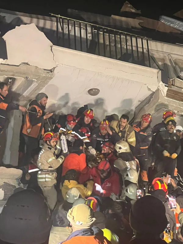 Hatay’da 67 saat sonra gelen mucize: 7 aylık bebek enkazdan sağ çıkarıldı