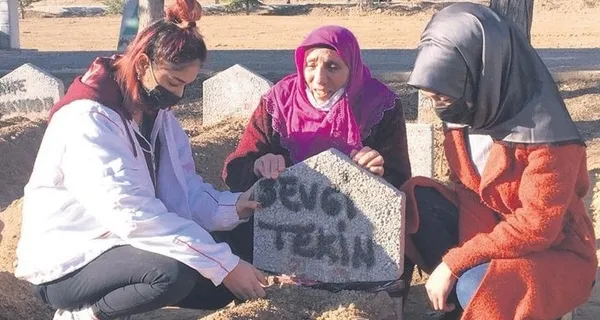 ankarada-yurek-burkan-olay-cinayete-kurban-giden-kizinin-mezarina-gidip-guzel-haberi-verdi-1663654032231.jpg Ankara’da yürek burkan olay! Cinayete kurban giden kızının mezarına gidip güzel haberi verdi - 1