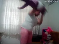 Cani anne 1 yaşındaki kızını öldüresiye dövdü